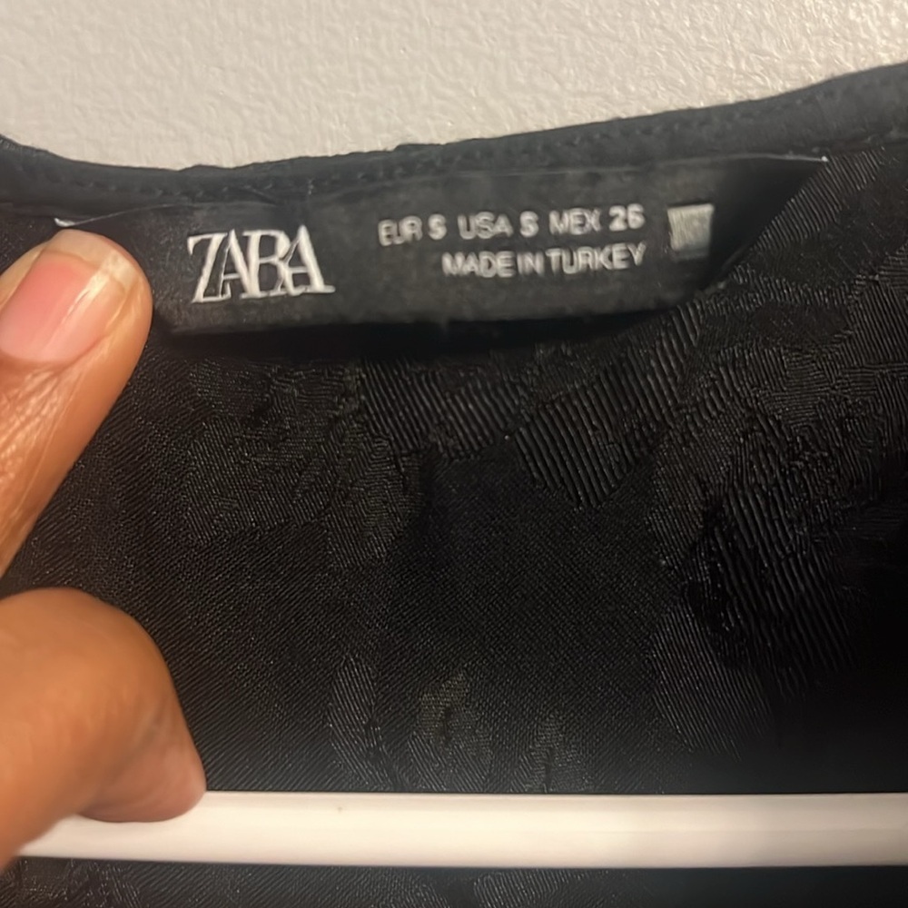 Women’s Zara Black floral cowl neck sleeveless blouse size small - Picture 3 of 4